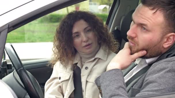 Man och kvinna löser känslomässigt saker medan de sitter i bilen. Familjegräl. — Stockvideo