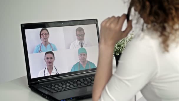 Videoconferencia grupal de trabajadores de la medicina comparten ideas remotamente. — Vídeos de Stock