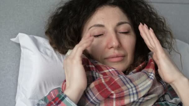 Retrato de una mujer enferma con dolor de cabeza. Migraña, resaca o fiebre alta. Primer plano. — Vídeo de stock