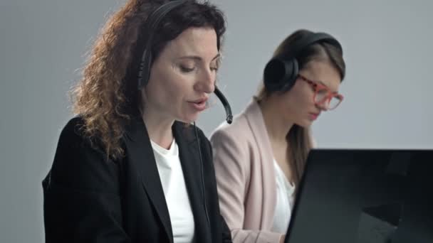 Operatore di call center con le cuffie. Servizio clienti. — Video Stock