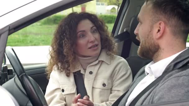 Мужчина и женщина эмоционально улаживают дела, сидя в машине. Семейная ссора. — стоковое видео