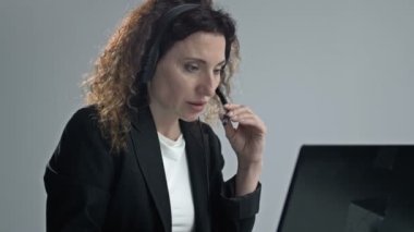 Kulaklık takan bir kadın çağrı merkezi operatörünün portresi. Müşteri hizmetleri.