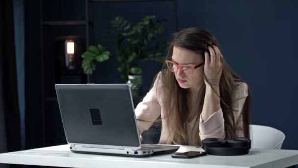 İş kadını gece geç saatlere kadar ofiste çalışır. Çok yorgun ve canı sıkkın. Fazla mesai. — Stok video