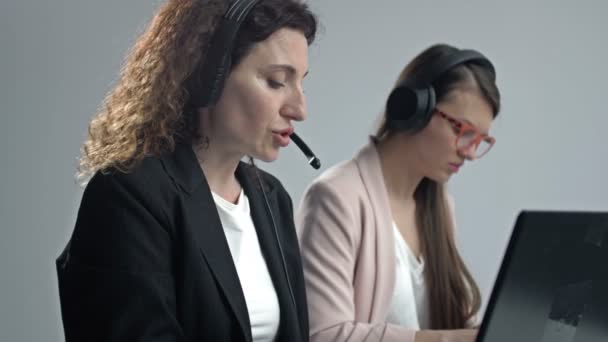 Operadores de centros de llamadas con auriculares. Servicio al cliente. — Vídeo de stock