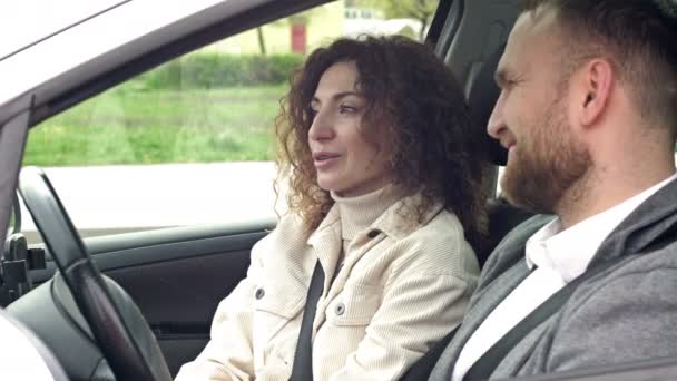 Взрослая пара, мужчина и женщина в возрасте 30-40 лет, спорят в машине. — стоковое видео