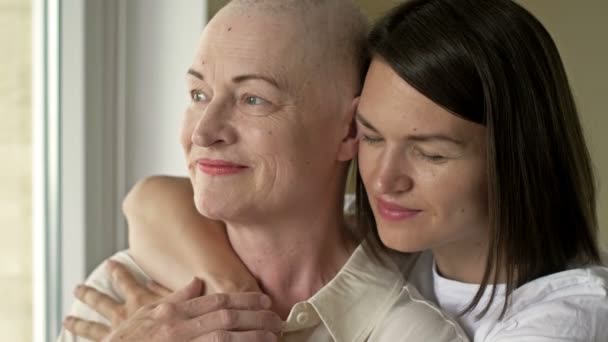 En vuxen dotter stöttar en mor med cancer i svåra tider. — Stockvideo