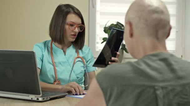 Lékař konzultuje pacienta s rakovinou po chemoterapii relace. — Stock video