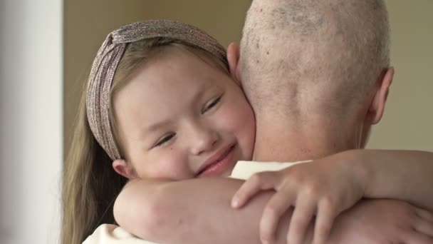A menina abraça o parente com cancro. Amor, cuidado e apoio na família de um paciente oncológico. — Vídeo de Stock