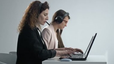 Müşteri destek ajanı ya da kulaklıklı çağrı merkezi telefon görüşmesinde müşteriyi desteklerken masaüstü bilgisayarında çalışır. Operatör hizmeti iş temsili kavramı.