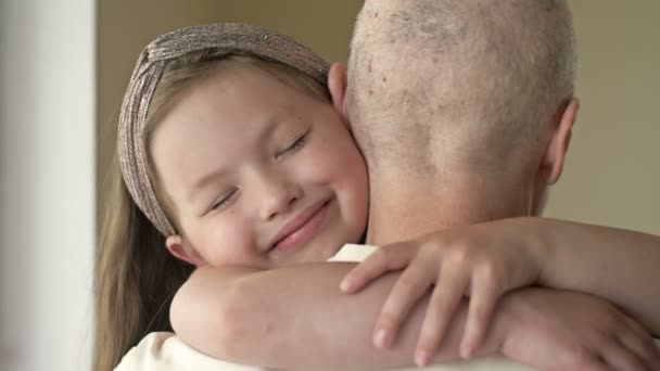 La bambina abbraccia il suo parente con il cancro. Amore, cura e sostegno nella famiglia di un malato di cancro. — Video Stock