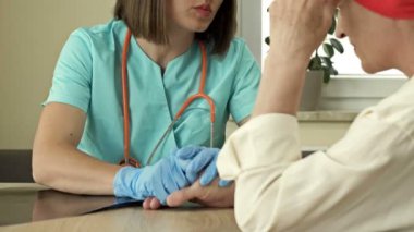 Kadın onkolog kanserli yaşlı bir kadını neşelendirmeye çalışıyor. Yaşam uzatma umudu.