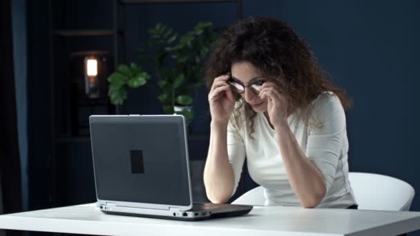 Πορτρέτο μιας όμορφης γυναίκας που εργάζεται με συγκέντρωση στο laptop. Η γυναίκα είναι ικανοποιημένη με το αποτέλεσμα της δουλειάς της.. — Αρχείο Βίντεο