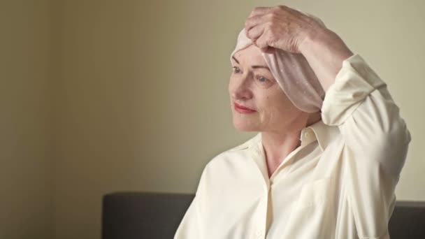 Ritratto di donna con cancro. Rimuove la sciarpa dalla testa calva. Alopecia come risultato della chemioterapia. Ci sono lacrime nei suoi occhi da dolore, paura e disperazione. — Video Stock