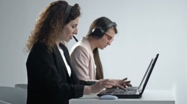Müşteri destek ajanı ya da kulaklıklı çağrı merkezi telefon görüşmesinde müşteriyi desteklerken masaüstü bilgisayarında çalışır. Operatör hizmeti iş temsili kavramı.