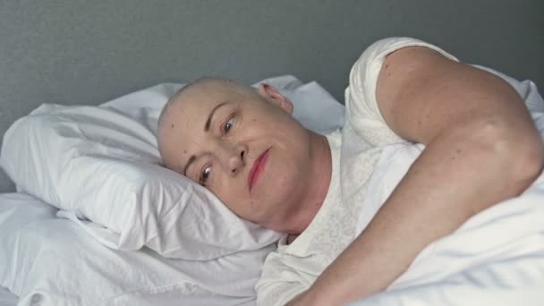 癌に苦しむ女性患者は化学療法の別のコースの後の患者のベッドにある. — ストック動画
