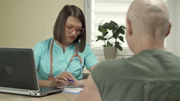 Γιατρός συμβουλεύεται έναν ασθενή με καρκίνο μετά από μια συνεδρία χημειοθεραπείας. — Αρχείο Βίντεο