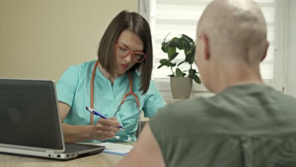 El médico consulta a un paciente de cáncer después de una sesión de quimioterapia. — Vídeos de Stock
