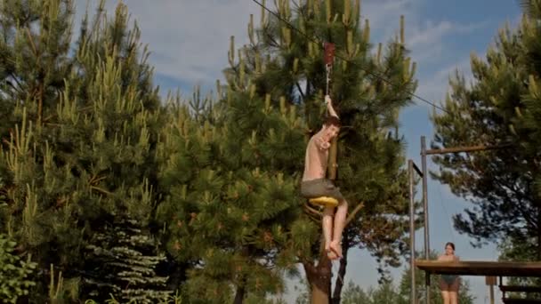 El adolescente se está divirtiendo en el lago. Se pasea por el lago y salta al agua. Deleite y placer de las vacaciones de verano. — Vídeos de Stock