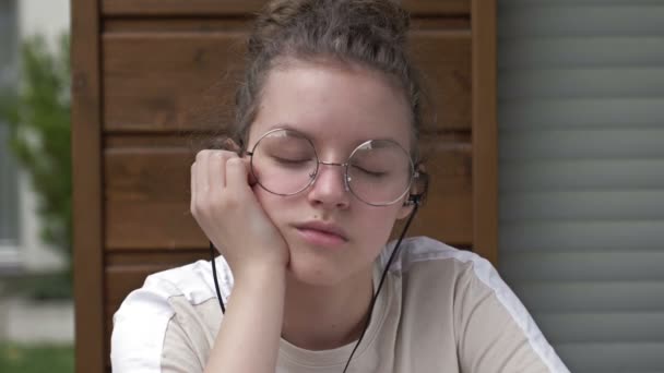 Vrouwelijke student slaapt tijdens de online les. Problemen met afstandsonderwijs in de context van de coronaviruspandemie. — Stockvideo
