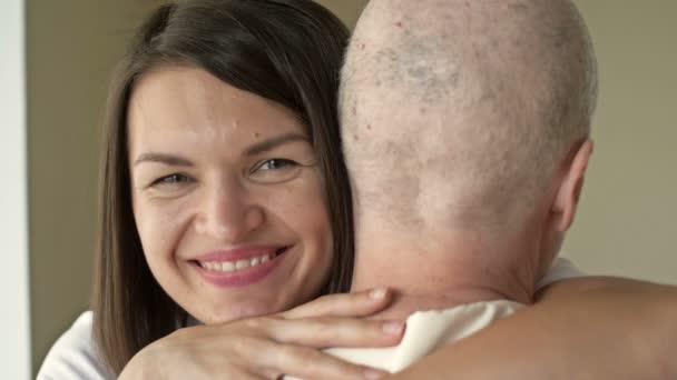 Une jeune femme étreint son patient cancéreux natif. Soins et soutien aux patients atteints de cancer. — Video