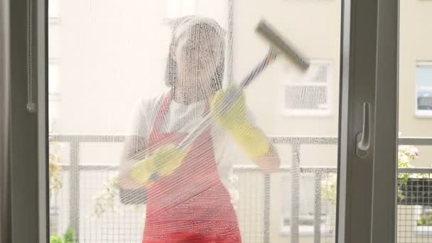 Attraktiv kvinna tvätta fönstret. Städning företag arbetstagaren arbetar. — Stockvideo