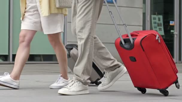 Paar mit Koffer läuft durch Flughafen oder Bahnhof. — Stockvideo