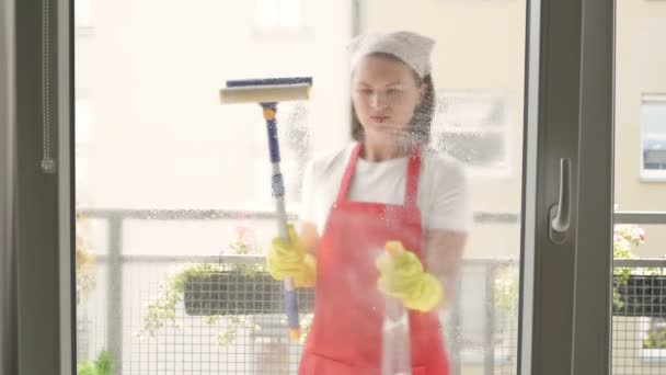 Attraktive Frau beim Fensterwaschen. Reinigungsfirma arbeitet. — Stockvideo