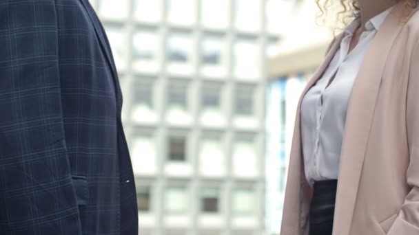 Stretta di mano nel cortile del centro ufficio. Uomo e donna si stringono la mano nel saluto o nell'accordo. — Video Stock