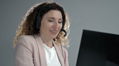 Müşteri destek ajanı ya da kulaklıklı çağrı merkezi telefon görüşmesinde müşteriyi desteklerken masaüstü bilgisayarında çalışır. Operatör hizmeti iş temsili kavramı.