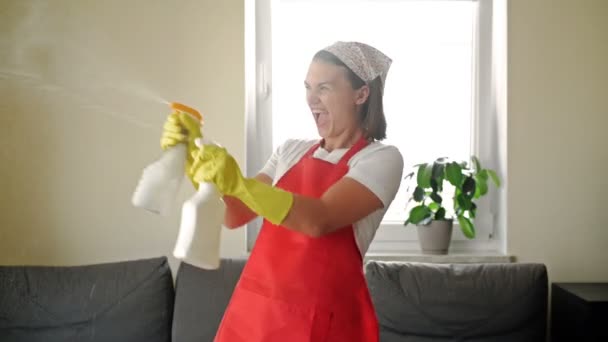 Moe van saai werk, de huisvrouw begon een leuk spel met de Hand Sprayers. — Stockvideo