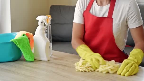 Femme dans un tablier et des gants de protection lave et polit le comptoir avec diligence. Travaux de câblage. — Video