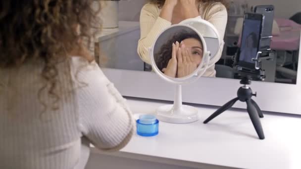 Positiv Vacker Medelålders Kvinna Visar Tillämpningen Återfuktande Och Närande Kosmetisk — Stockvideo