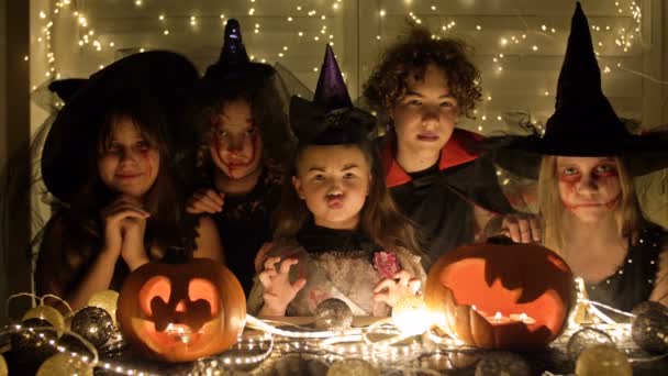 Cadılar Bayramı festivalinde çocuklar birlikte eğleniyor, Cadılar Bayramı partisinde arkadaşlar. — Stok video