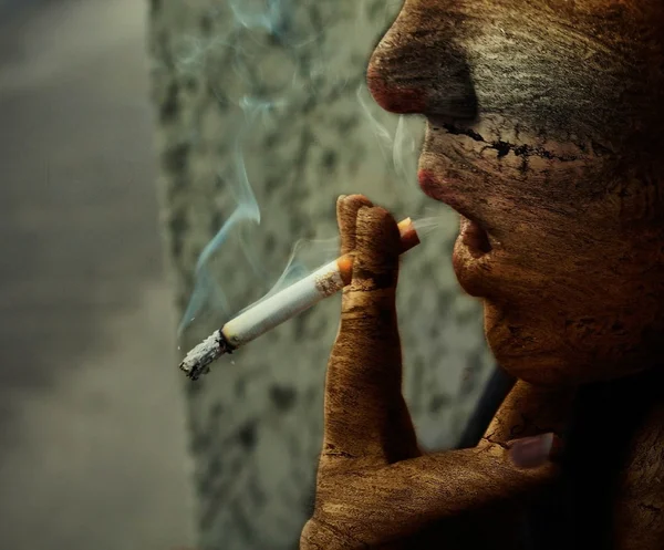 A menina fuma um cigarro — Fotografia de Stock