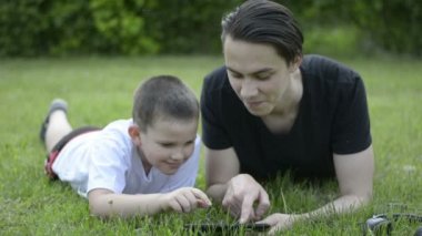 Mutlu baba ve oğul tablet bilgisayar ve smartphone ile