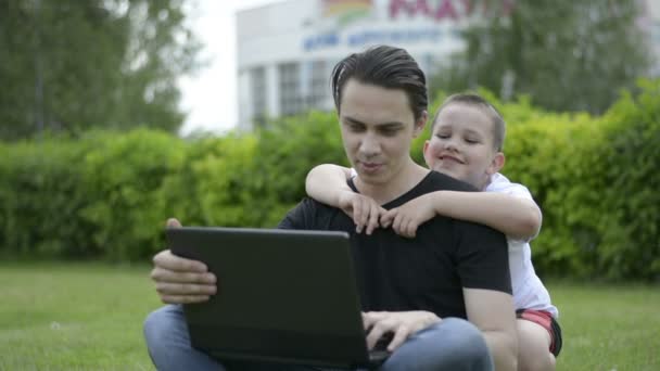 Happy father and son with laptop. — Stock Video