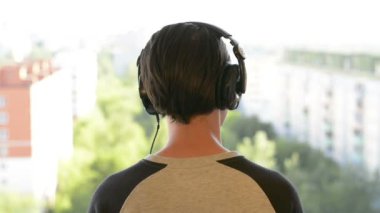 Çekici bir genç adam kulaklıklar müzik dinlemek