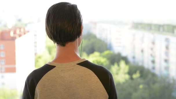 Attraktiver junger Mann hört Musik über Kopfhörer — Stockvideo