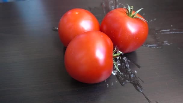 Salpicadura de agua en el rodaje de tomate con cámara de alta velocidad, flex fantasma . — Vídeos de Stock