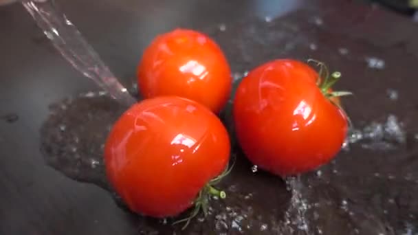 Water splash on tomato shooting with high speed camera, phantom flex. — Stock Video