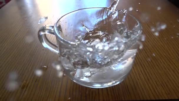 Verter agua en un vaso de hielo picado — Vídeo de stock