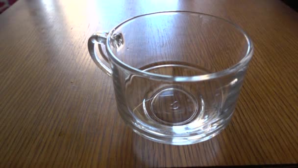 Налить воду в стакан со льдом — стоковое видео