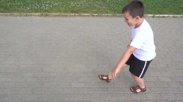 Udane szczęśliwym chłopcem w parku, na zewnątrz — Wideo stockowe