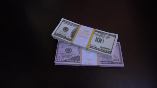 Y-образные долларовые связки движутся с замедленным движением. Богатство и деньги — стоковое видео