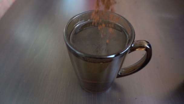 Drank: koffie in glas traag — Stockvideo