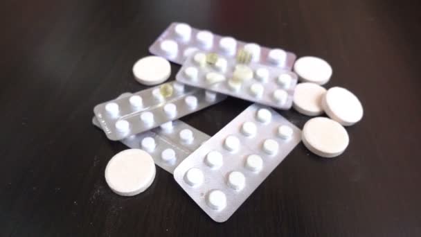 Много таблеток упало в кучу — стоковое видео