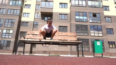 Mutlu küçük çocuk bahçesinde