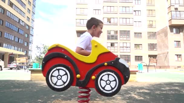 Glücklicher kleiner Junge auf einem Spielplatz — Stockvideo