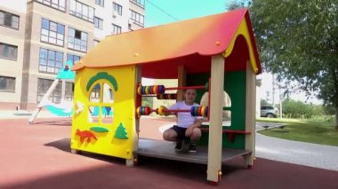 Mutlu küçük çocuk bahçesinde