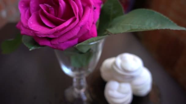 Pequeños pasteles y rosa en la mesa de madera en el Día de San Valentín. Me encanta el concepto de romance . — Vídeos de Stock